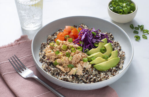 spicy-tuna-bowl-with-quinoa-sriracha-avocado-cabbage-and-tomatoes